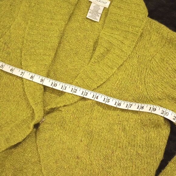 Cropped bright olive green acrylic sweater with hidden front button - Picture 8 of 12